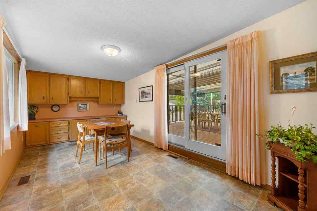 MLS® A2257647 - 10 Varsville Place NW in Varsity Calgary, Residential