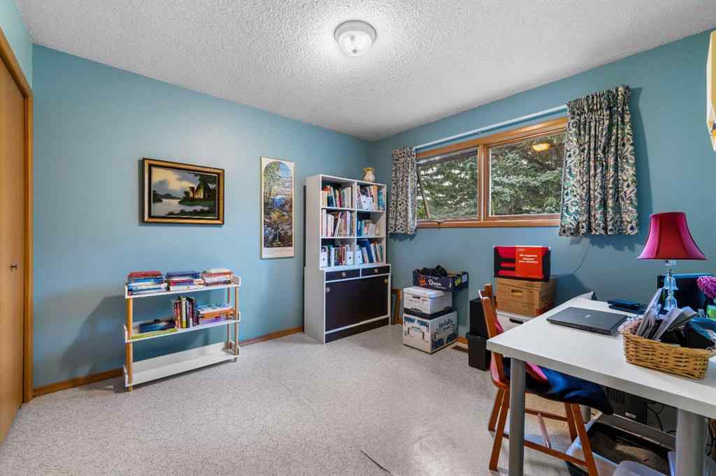 MLS® A2257647 - 10 Varsville Place NW in Varsity Calgary, Residential