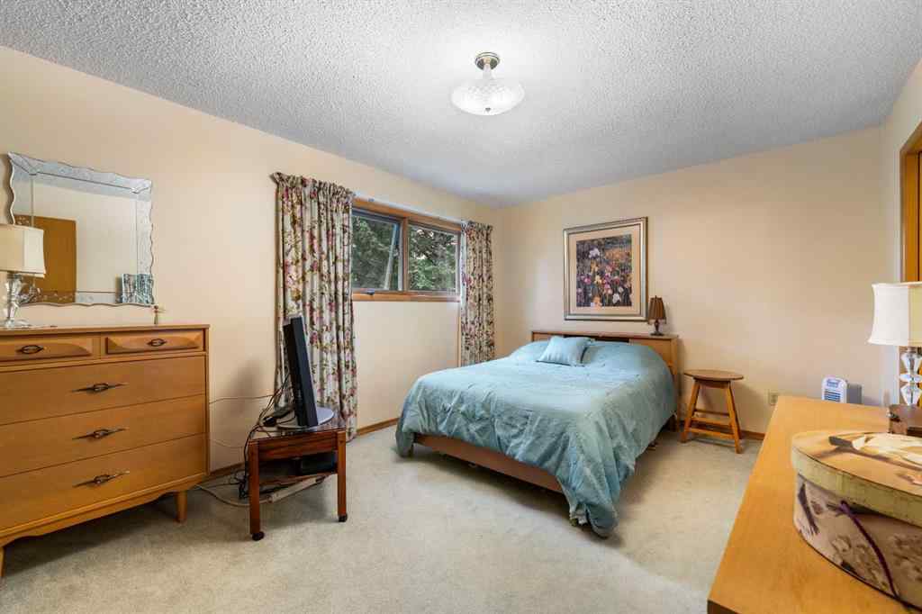 MLS® A2257647 - 10 Varsville Place NW in Varsity Calgary, Residential