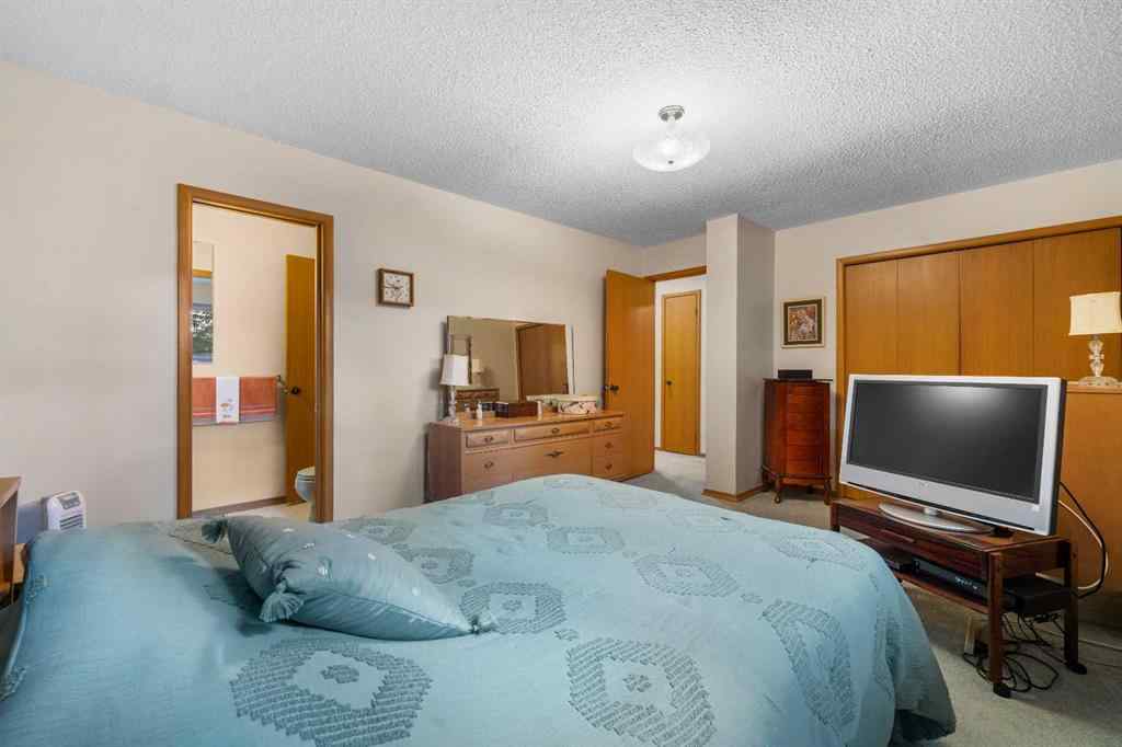 MLS® A2257647 - 10 Varsville Place NW in Varsity Calgary, Residential