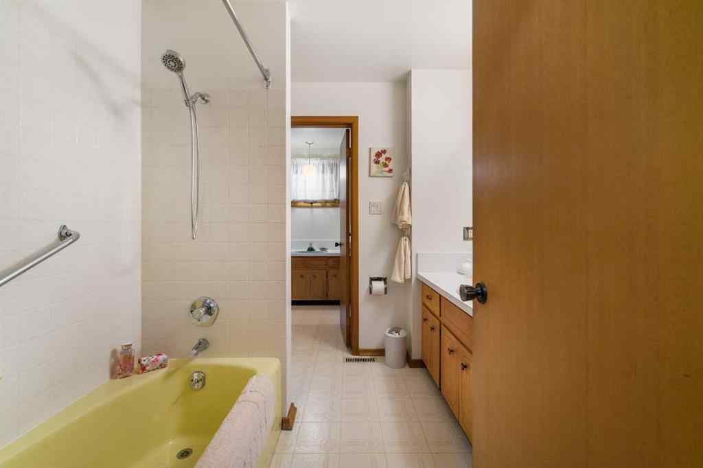 MLS® A2257647 - 10 Varsville Place NW in Varsity Calgary, Residential