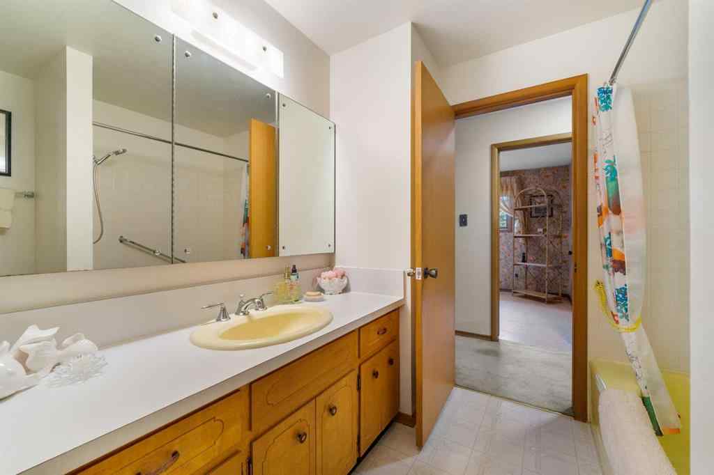 MLS® A2257647 - 10 Varsville Place NW in Varsity Calgary, Residential