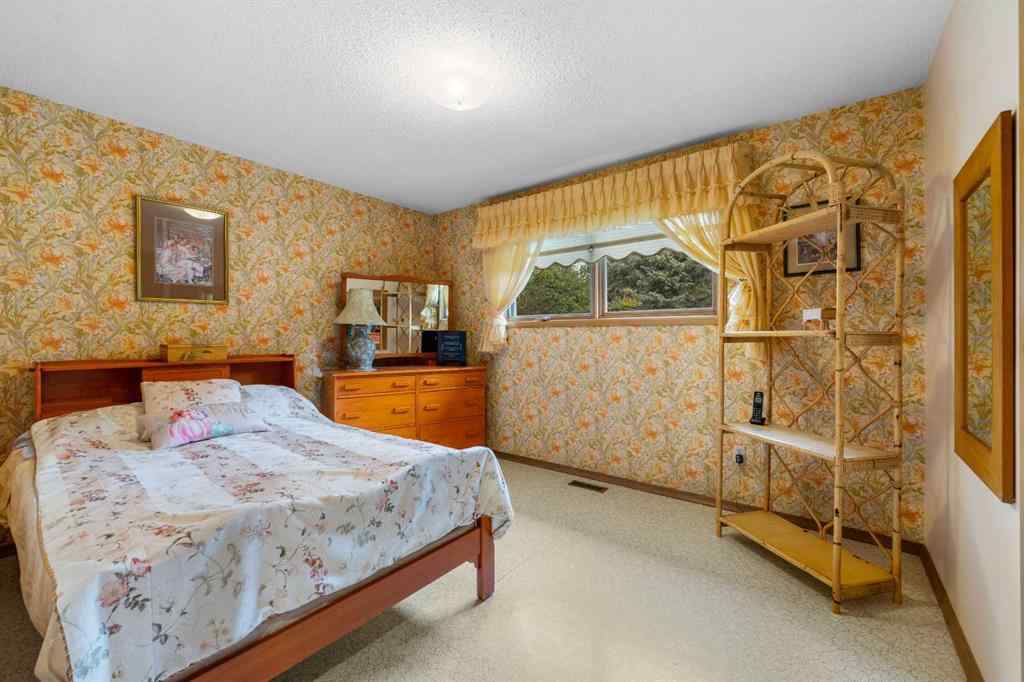 MLS® A2257647 - 10 Varsville Place NW in Varsity Calgary, Residential