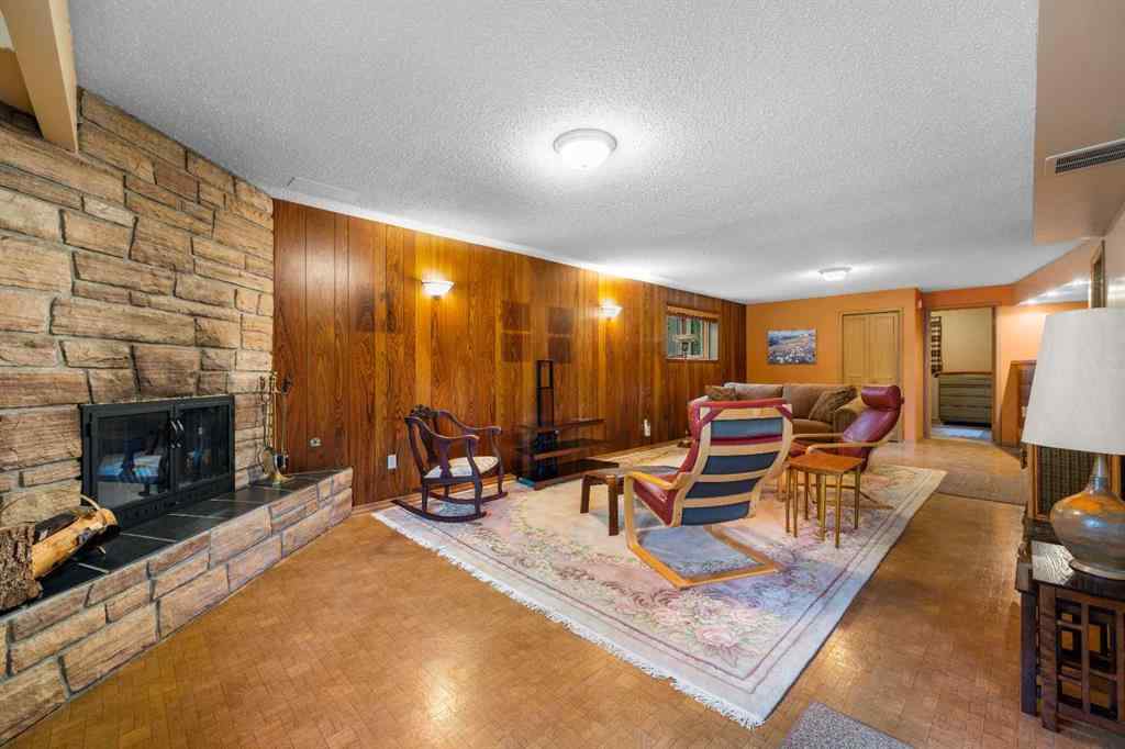 MLS® A2257647 - 10 Varsville Place NW in Varsity Calgary, Residential