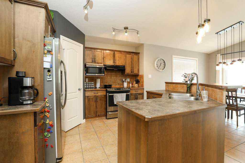 MLS® A2257713 - 329 Grizzly Crescent  N in Uplands Lethbridge, Residential