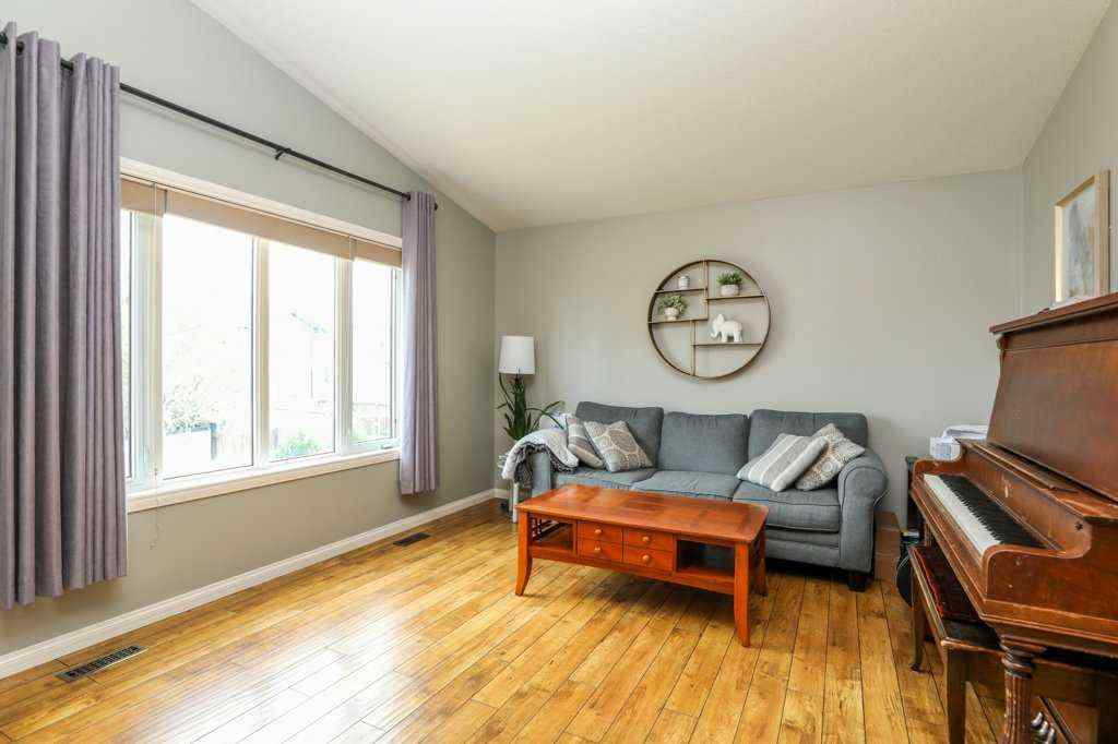 MLS® A2257713 - 329 Grizzly Crescent  N in Uplands Lethbridge, Residential