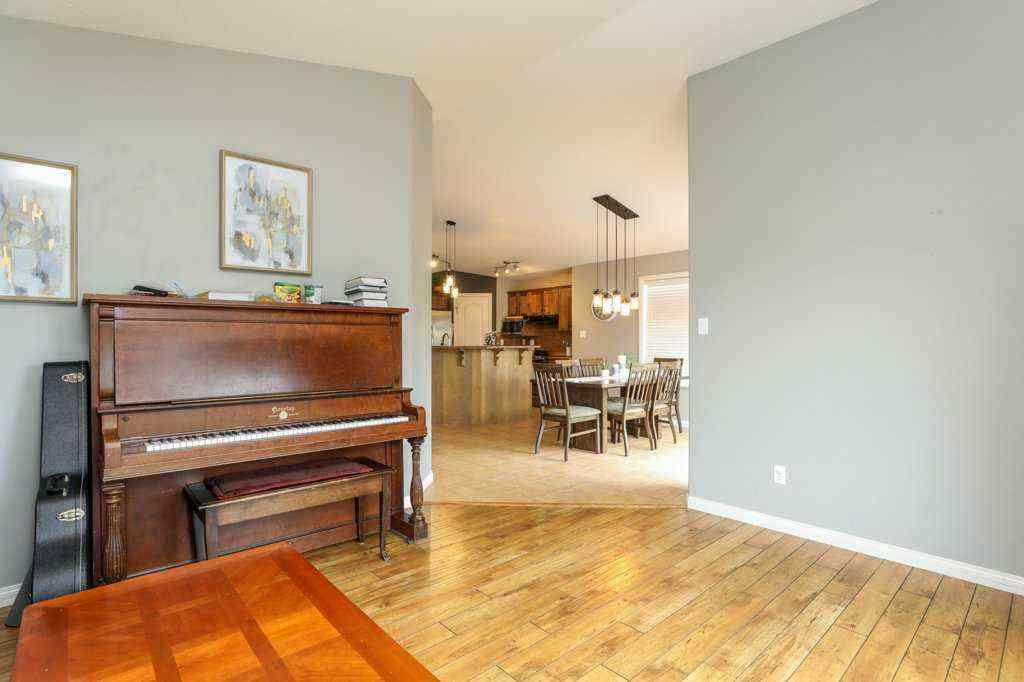 MLS® A2257713 - 329 Grizzly Crescent  N in Uplands Lethbridge, Residential
