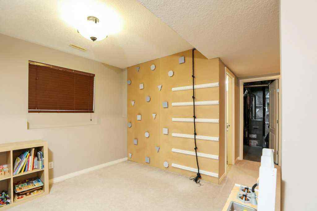 MLS® A2257713 - 329 Grizzly Crescent  N in Uplands Lethbridge, Residential