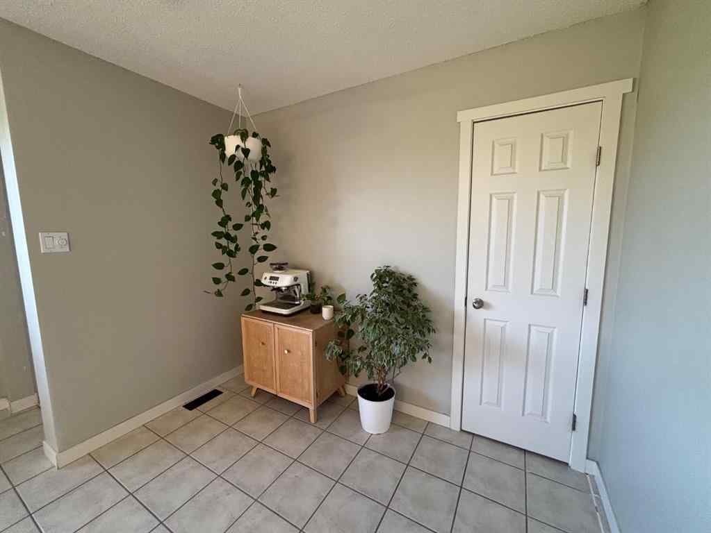 MLS® A2257719 - 122 S 3 Street W in NONE Magrath, Residential