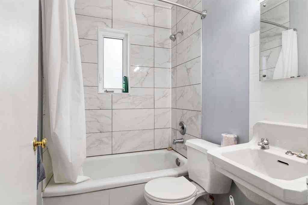 MLS® A2257726 - 4732 52 Street  in Central Core Sylvan Lake, Residential