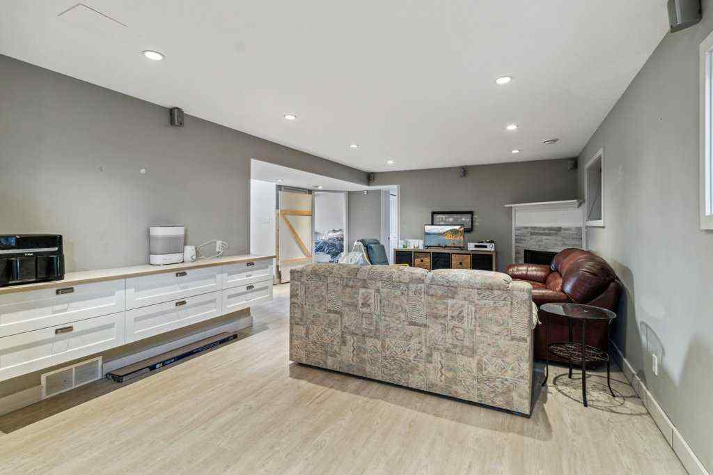 MLS® A2257806 - 9 Fern Glade Crescent  in Fox Run Sylvan Lake, Residential