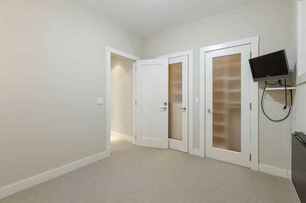 MLS® A2257880 - 1833 Westmount Road NW in Hillhurst Calgary, Residential
