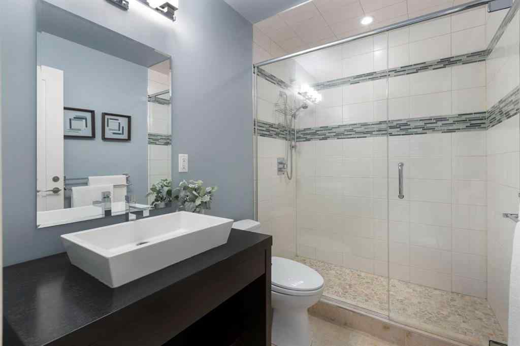 MLS® A2257880 - 1833 Westmount Road NW in Hillhurst Calgary, Residential