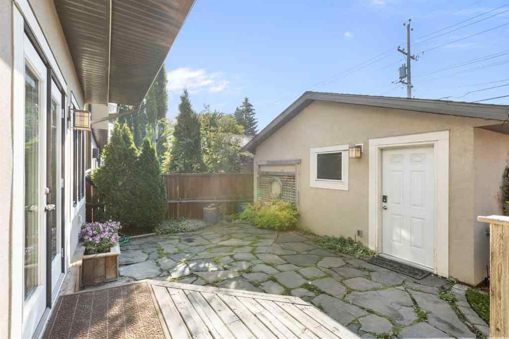 MLS® A2257880 - 1833 Westmount Road NW in Hillhurst Calgary, Residential