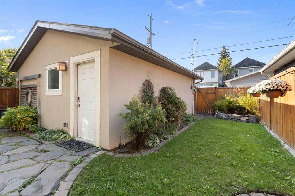 MLS® A2257880 - 1833 Westmount Road NW in Hillhurst Calgary, Residential