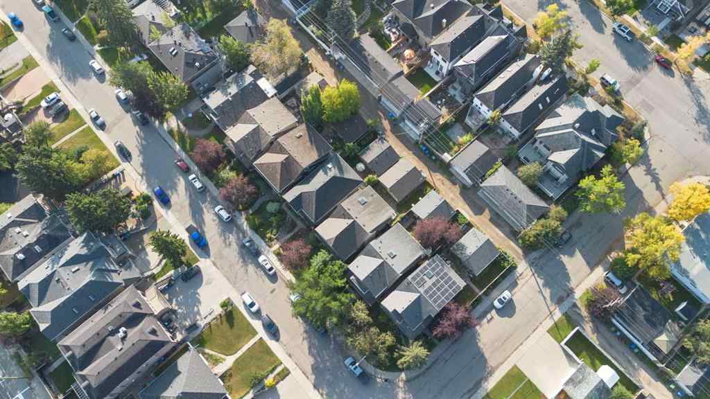 MLS® A2257880 - 1833 Westmount Road NW in Hillhurst Calgary, Residential
