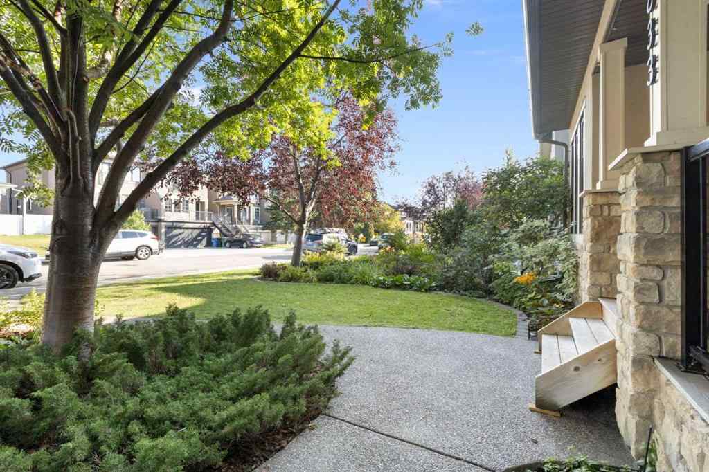 MLS® A2257880 - 1833 Westmount Road NW in Hillhurst Calgary, Residential