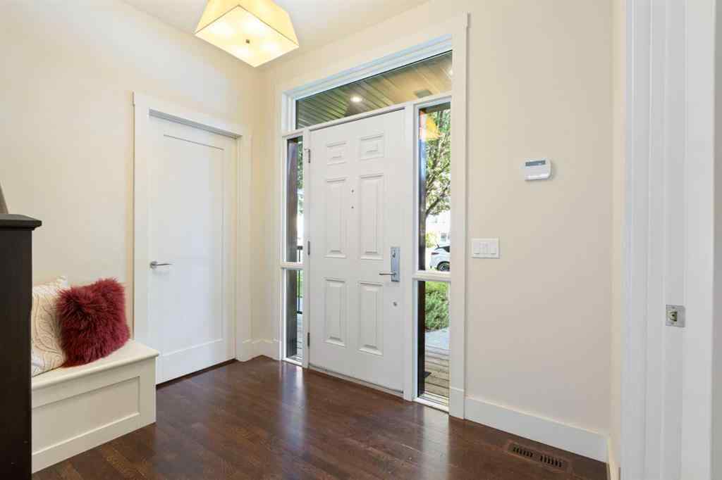 MLS® A2257880 - 1833 Westmount Road NW in Hillhurst Calgary, Residential