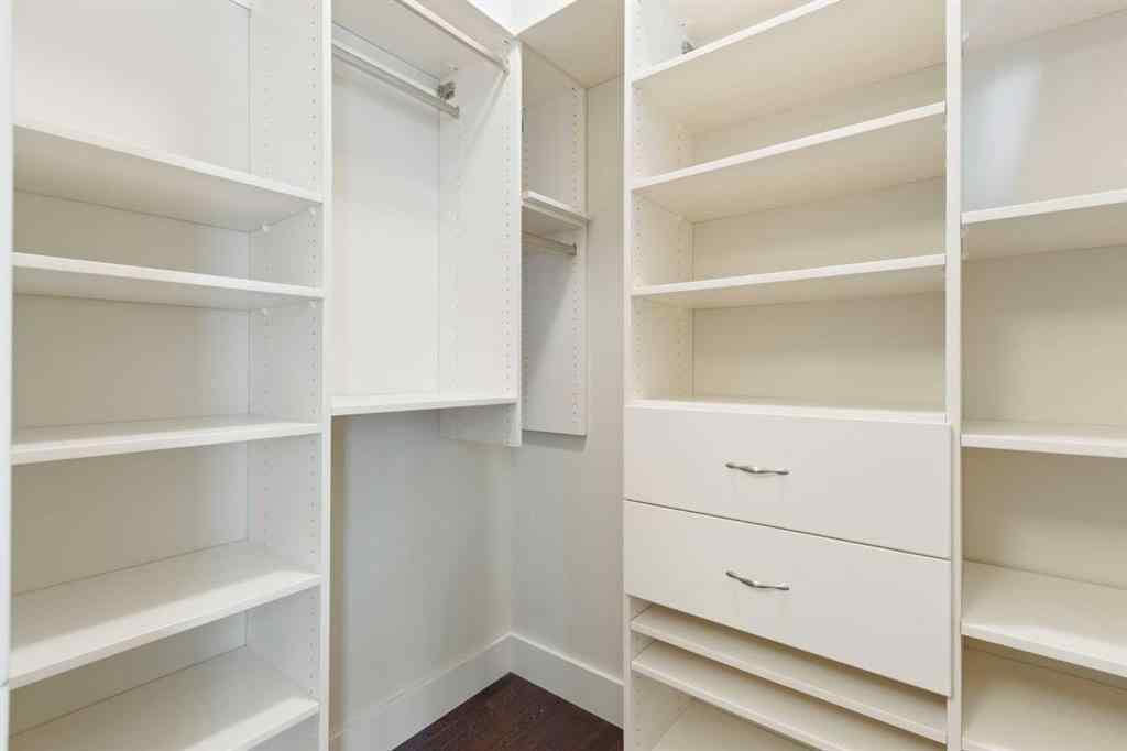 MLS® A2257880 - 1833 Westmount Road NW in Hillhurst Calgary, Residential