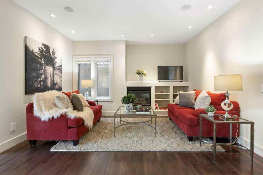 MLS® A2257880 - 1833 Westmount Road NW in Hillhurst Calgary, Residential