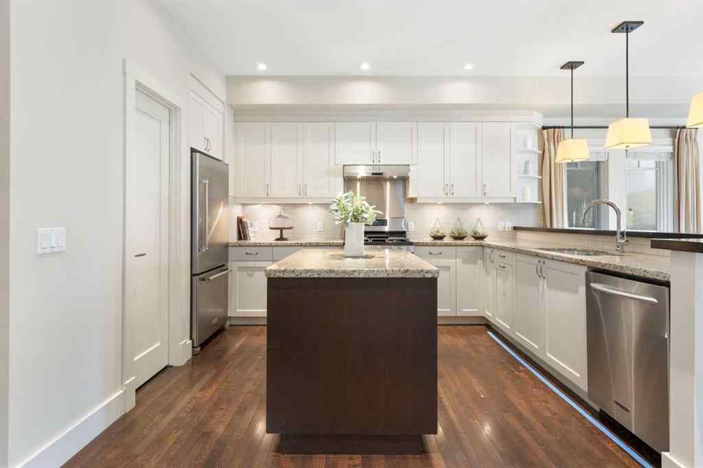MLS® A2257880 - 1833 Westmount Road NW in Hillhurst Calgary, Residential
