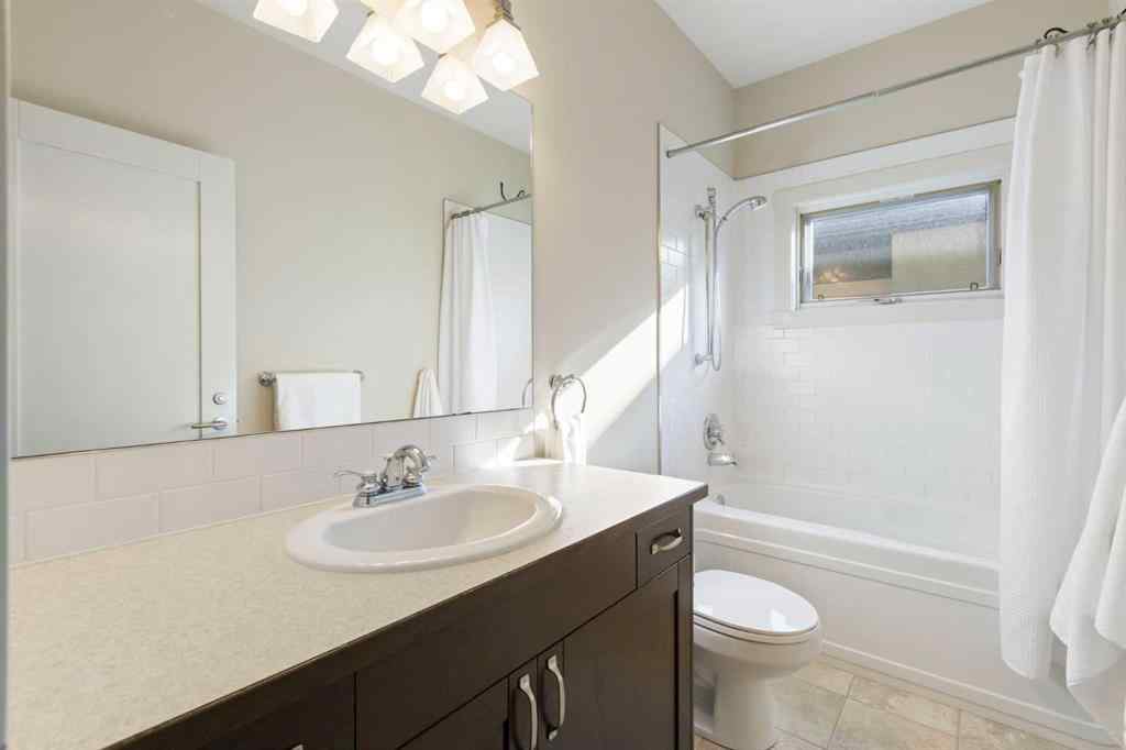 MLS® A2257880 - 1833 Westmount Road NW in Hillhurst Calgary, Residential