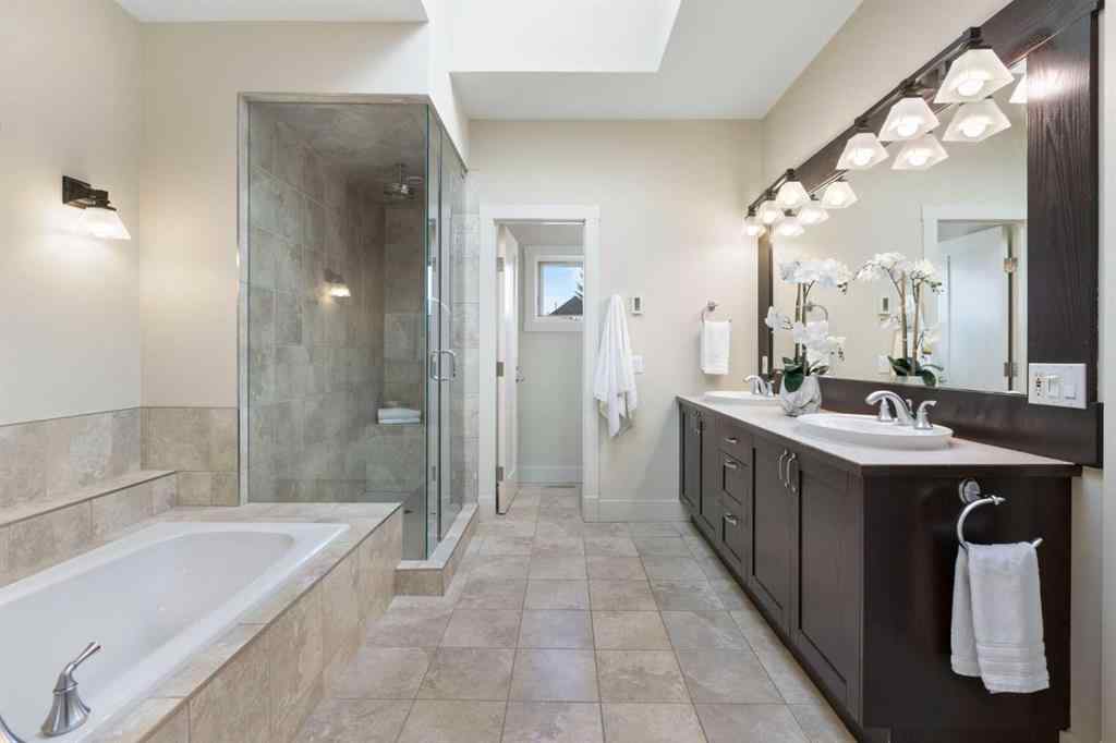 MLS® A2257880 - 1833 Westmount Road NW in Hillhurst Calgary, Residential