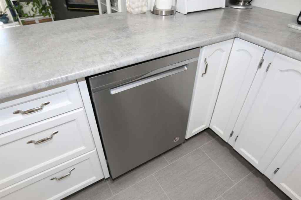MLS® A2257884 - 147 Somervale Park SW in Somerset Calgary, Residential