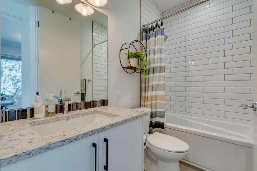 MLS® A2257912 - 449 26 Avenue NW in Mount Pleasant Calgary, Residential