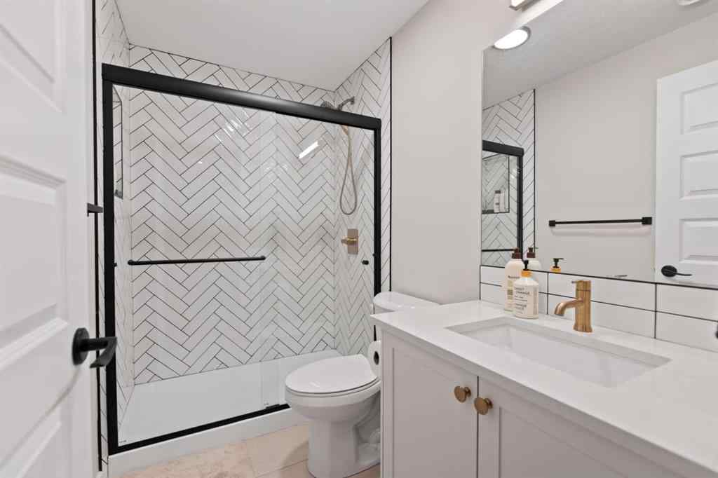 MLS® A2257937 - 224 South Shore View  in South Shores Chestermere, Residential