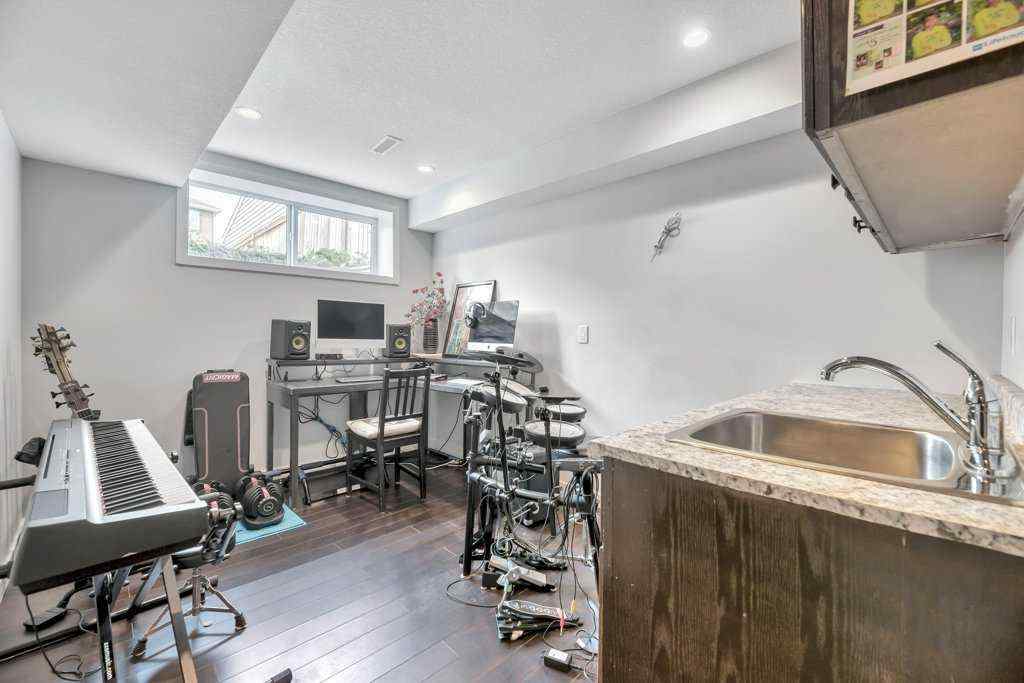 MLS® A2258026 - 4040 New Brighton Grove SE in New Brighton Calgary, Residential