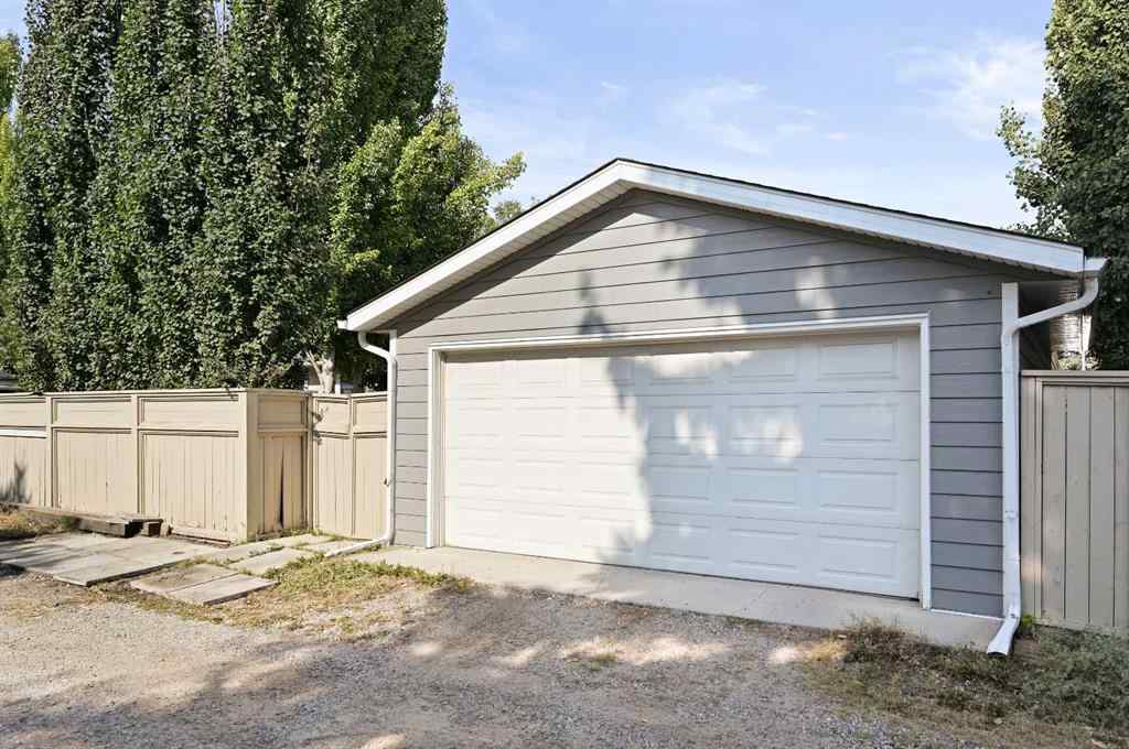 MLS® A2258048 - 439 Parkview Crescent SE in Parkland Calgary, Residential
