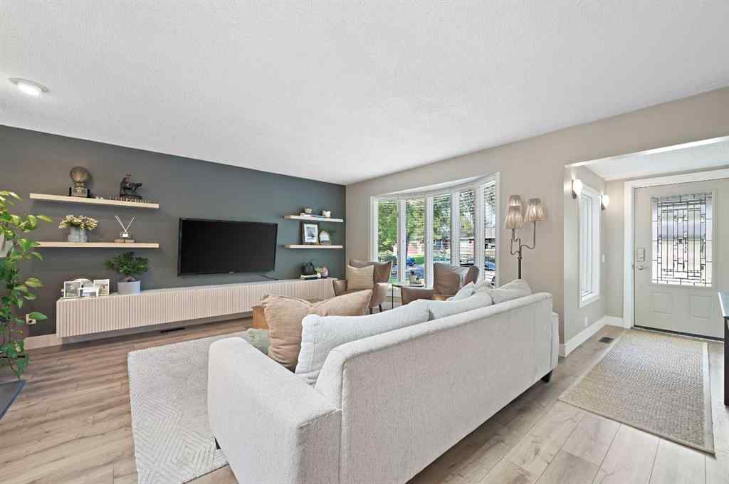 MLS® A2258048 - 439 Parkview Crescent SE in Parkland Calgary, Residential