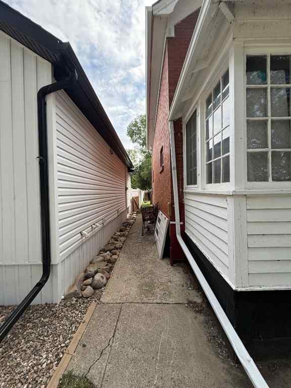 MLS® A2258103 - 823 4 Street SE in River Flats Medicine Hat, Residential