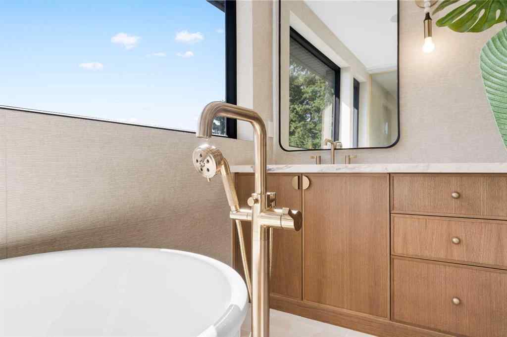 MLS® A2258137 - 692 West Chestermere Drive  in West Chestermere Drive Chestermere, Residential