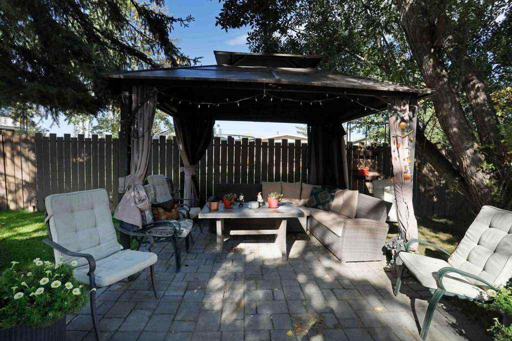 MLS® A2258141 - 11 Lakeview Crescent E in Lakewood Brooks, Residential