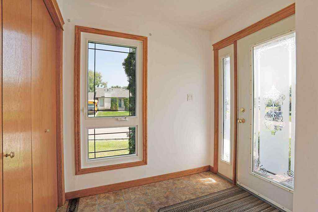 MLS® A2258141 - 11 Lakeview Crescent E in Lakewood Brooks, Residential