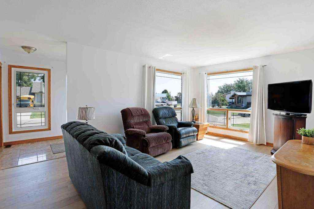 MLS® A2258141 - 11 Lakeview Crescent E in Lakewood Brooks, Residential
