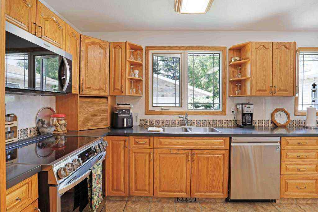 MLS® A2258141 - 11 Lakeview Crescent E in Lakewood Brooks, Residential
