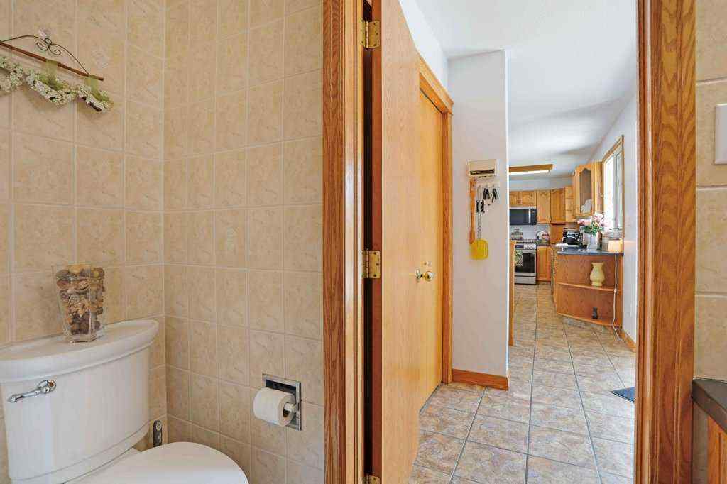 MLS® A2258141 - 11 Lakeview Crescent E in Lakewood Brooks, Residential