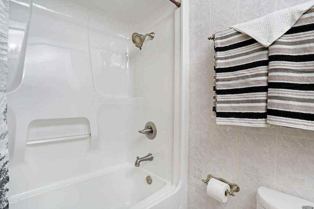 MLS® A2258141 - 11 Lakeview Crescent E in Lakewood Brooks, Residential