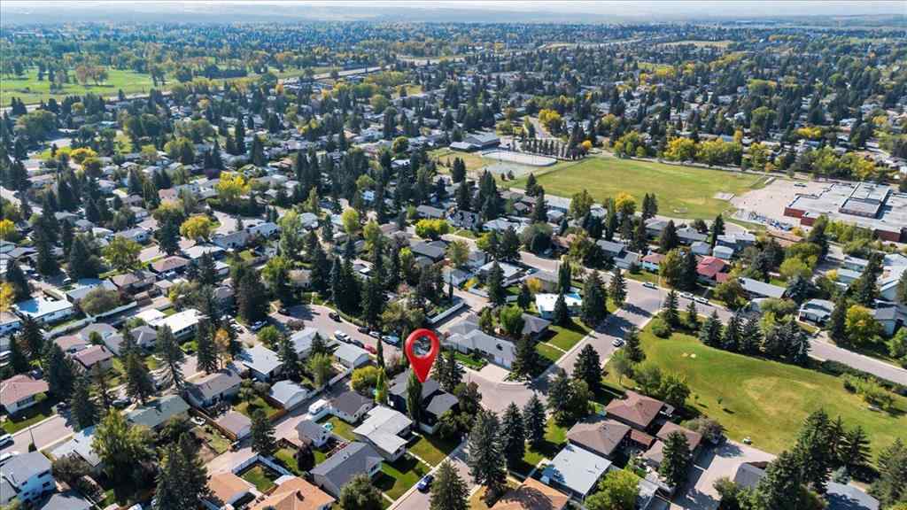 MLS® A2258174 - 15 Brazeau Crescent SW in Braeside Calgary, Residential