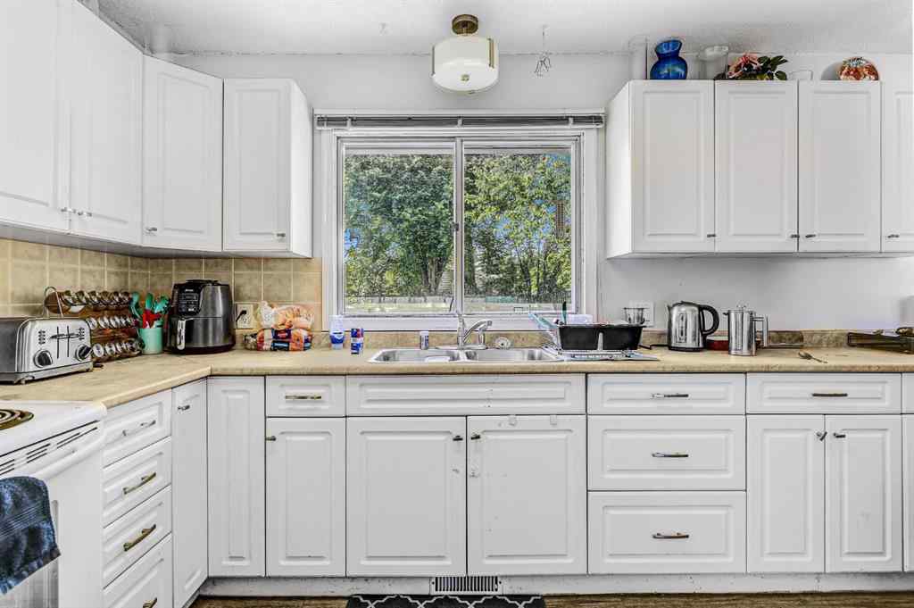 MLS® A2258192 - 9825 91 Avenue  in Highland Park Grande Prairie, Residential