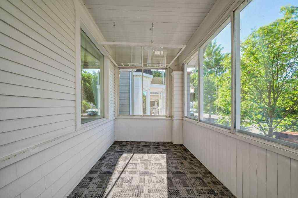 MLS® A2258199 - 322 9 Avenue NE in Crescent Heights Calgary, Residential