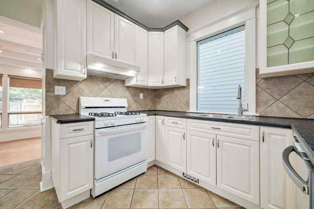 MLS® A2258199 - 322 9 Avenue NE in Crescent Heights Calgary, Residential