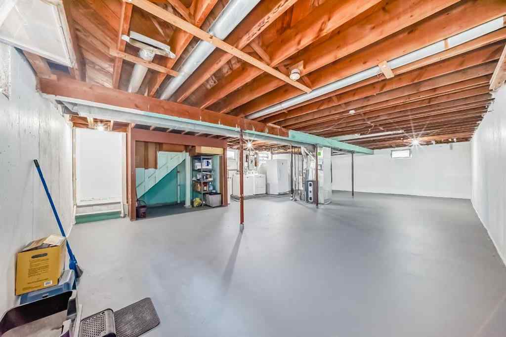 MLS® A2258210 - 727 macleay Road NE in Mayland Heights Calgary, Residential