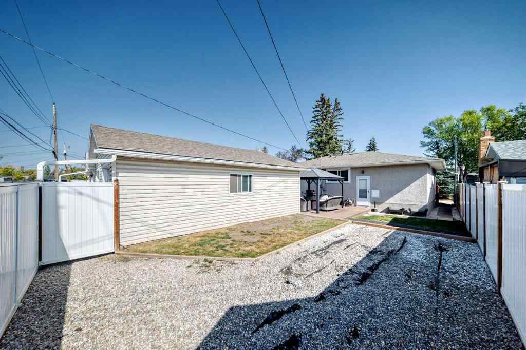 MLS® A2258210 - 727 macleay Road NE in Mayland Heights Calgary, Residential