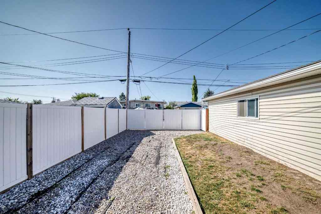 MLS® A2258210 - 727 macleay Road NE in Mayland Heights Calgary, Residential
