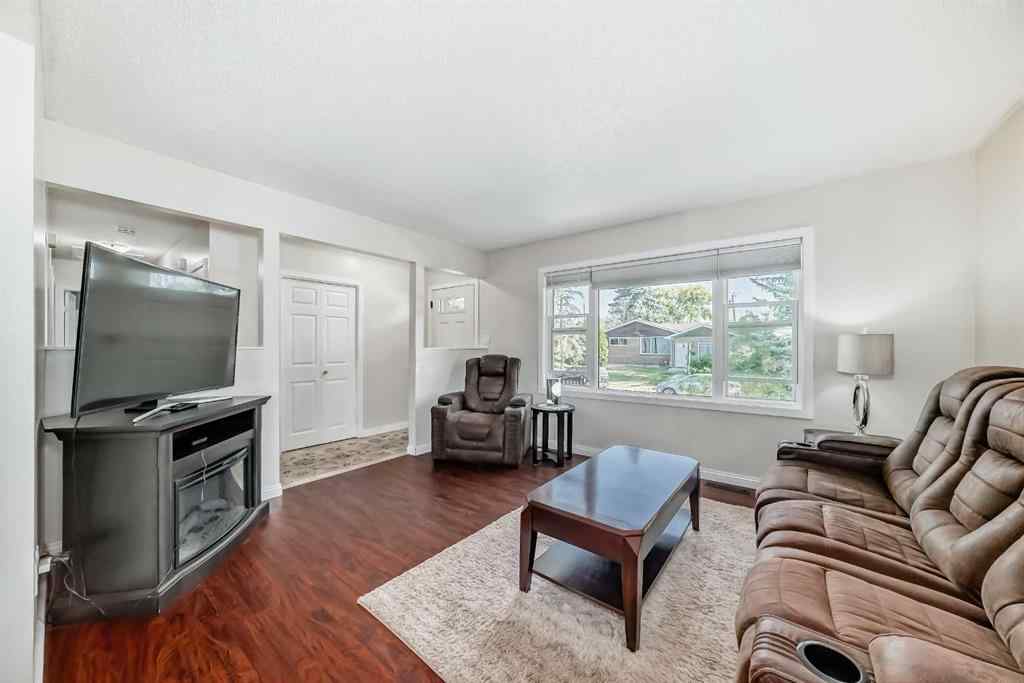 MLS® A2258210 - 727 macleay Road NE in Mayland Heights Calgary, Residential