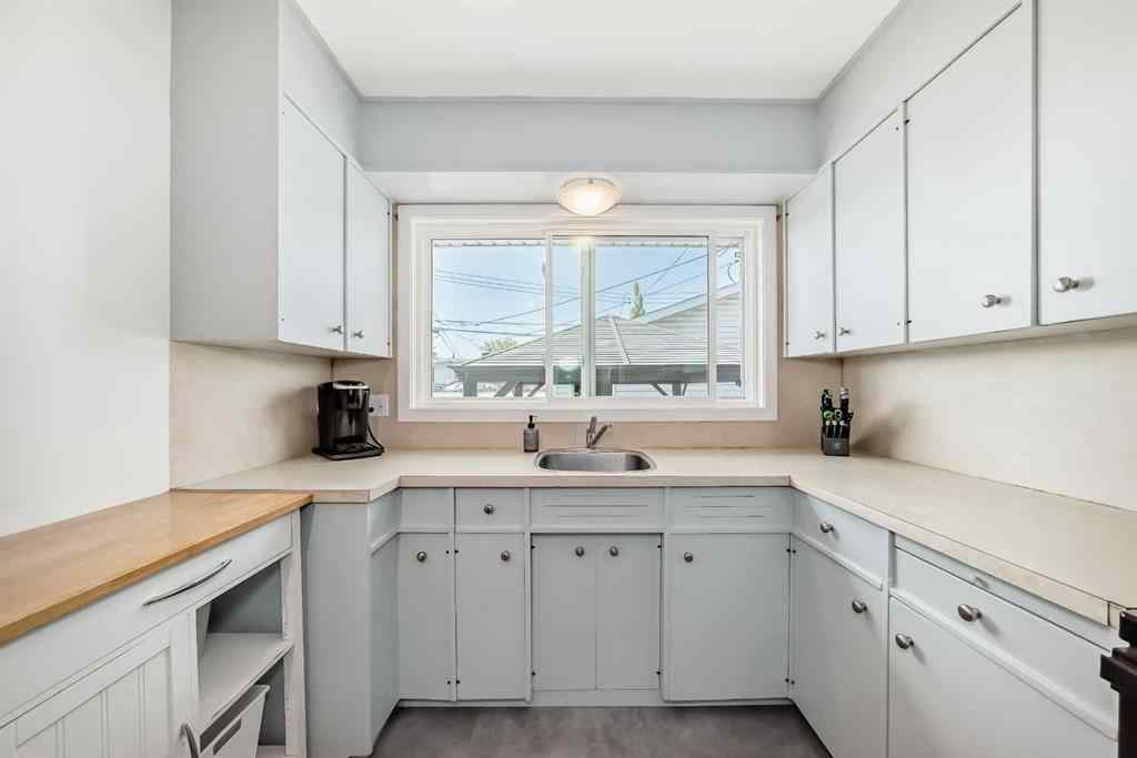 MLS® A2258210 - 727 macleay Road NE in Mayland Heights Calgary, Residential